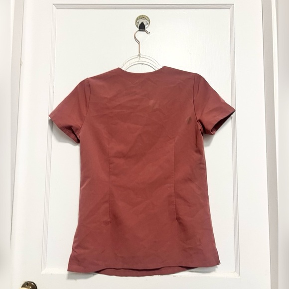 FIGS Catarina One-Pocket Scrub Top and High Waisted Scrub Pants SET in Mauve - Picture 3 of 6